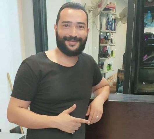 ”أخلاقنا الجميلة”.. ”عمرو المغربي” يحلق مجانا للأطفال غير القادرين قبل بدء العام الدراسي