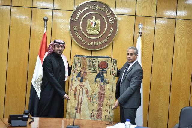 وزير القوى العاملة يتلقى وفد من وزارة الموارد البشرية والتنمية الاجتماعية السعودية