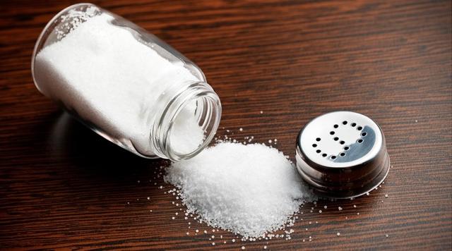 ”الصحة العالمية” تنصح بتقليل الملح فى الطعام لخطورته على الصحة