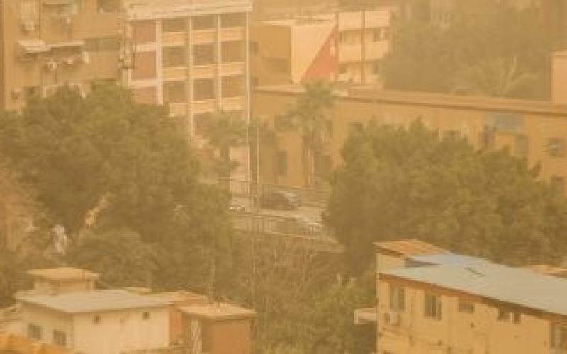الأرصاد: انكسار حدة العاصفة الترابية وانخفاض درجات الحرارة بدءًا من السبت