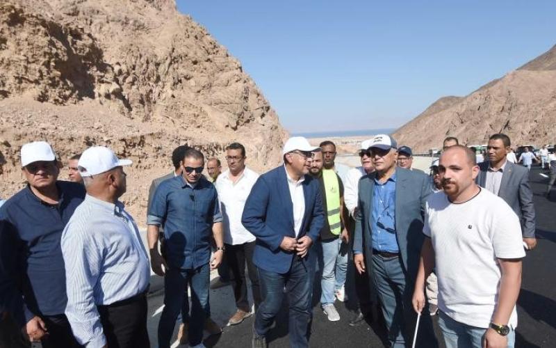 رئيس الوزراء يتفقد أعمال تطوير ورفع كفاءة طريق دهب - نويبع