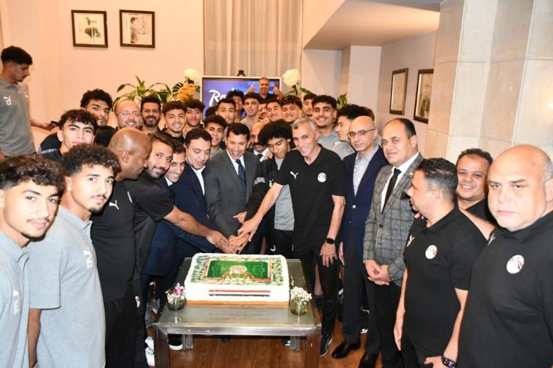 وزير الشباب والرياضة يؤازر منتخب الشباب