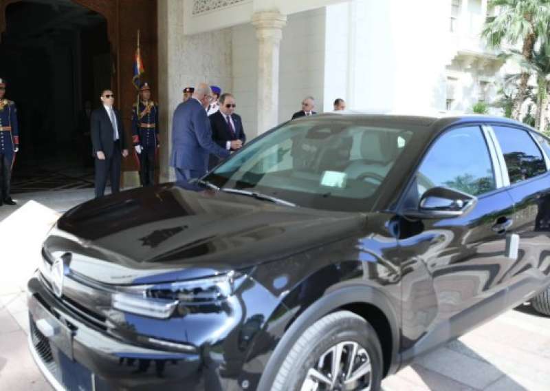 الرئيس السيسى يتفقد سيارات طراز "سيتروين C4X" المصنّعة محليًا بنسبة مكون 45%