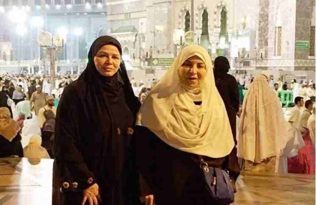 بالصور: إلهام شاهين تهدي والدتها عمرة بمناسبة عيد الأم