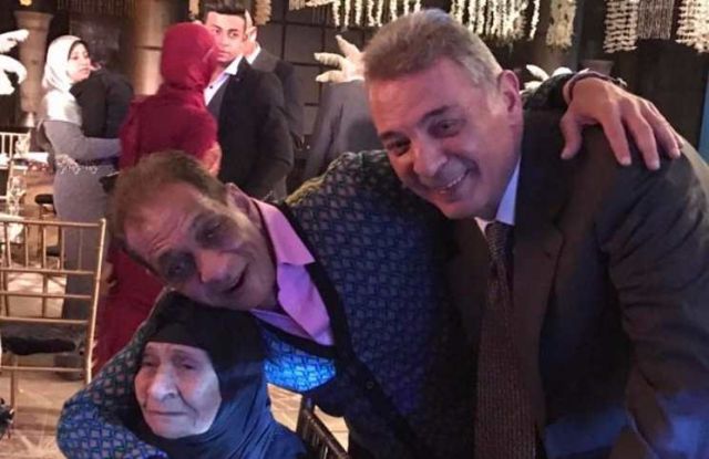 السبكي ينشر أول صورة لوالدته أنا وأمي وحميدة ربنا يحفظها يارب