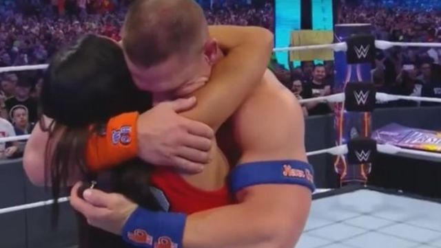 جون سينا يفاجئ جمهوره ويخطب زميلته على الحلبة  بخاتم  الماس