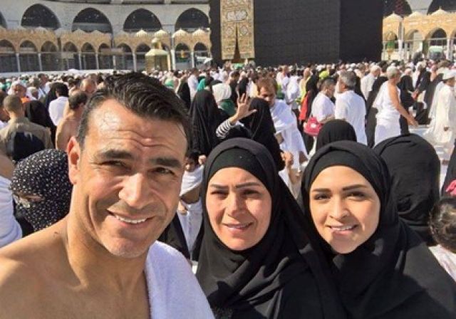 شاهد بالصور :الحضري وأسرته يؤدون مناسك العمرة