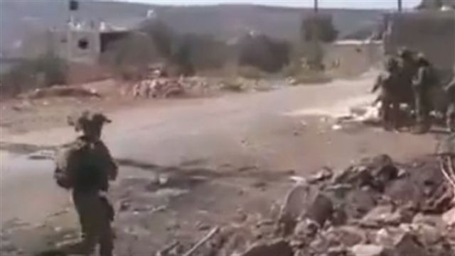 ضابط إسرائيلي يصفع جنوده بعد هروبهم أمام الحجارة الفلسطينية.. فيديو